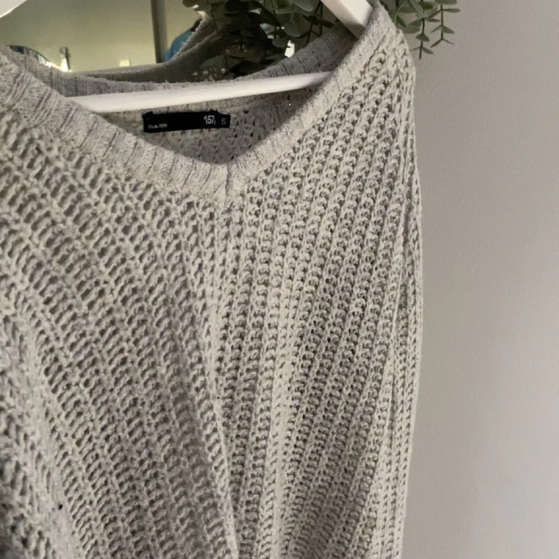 grå stickad tröja