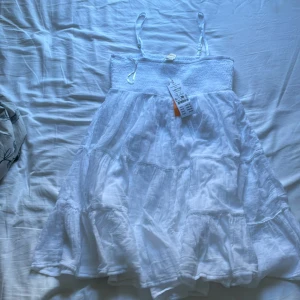 Klänning  - Klänning från Gina Tricot i storlek 146-152. Köptes för 299 på hemsidan, men säljer för 270. Helt ny, endast testad.