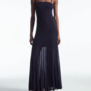 Cos klänning - COS klänning helt oanvänd med prislapp kvar, slutsåld och nypris 1400kr💕