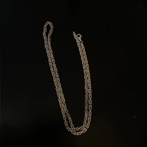 Kejsar halsband - Hej, säljer ett kejsar halsband i äkta 925 silver halsbandet är fint och tål mycket den är också ny tvättad så den skiner silver/vitt mer än vad man ser på bilderna halsbandet är 55 cm långt. Hör av er vid frågor!