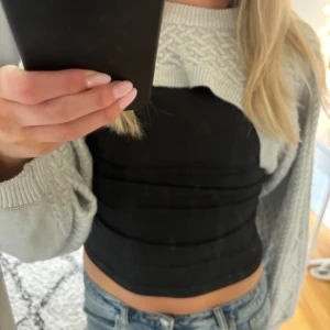 Blå bolero  -  Säljer denna ljusblåa/ grå boleron. Super fin och mysig!!💕 Aldrig använd! Säljer den då den inte kommit till användning  Bra skick!