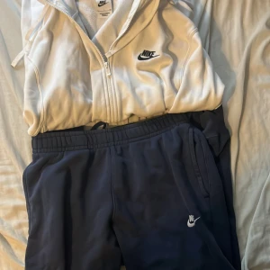 En Nike zip hoodie och ett par Nike byxor - Bra skick 