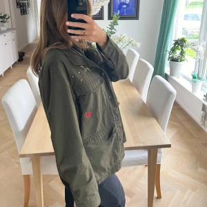 Militärgrön höst jacka  - Superfin jacka med snygga detaljer, passar perfekt till hösten eller våren😍😍