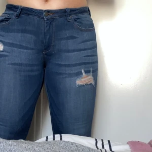 Blå jeans - Jeans från Fashionnova, strl skulle jag gissa på L eventuellt M/XL då det ej står storlek i så utgår från vad jag brukar ha. Mjukare i materialet än vanliga jeans. Har fickor både bak- och framtill. Använd ett fåtal gånger. Lågmidjad och/eller mid 