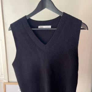 svart väst från Zara - Som ny!