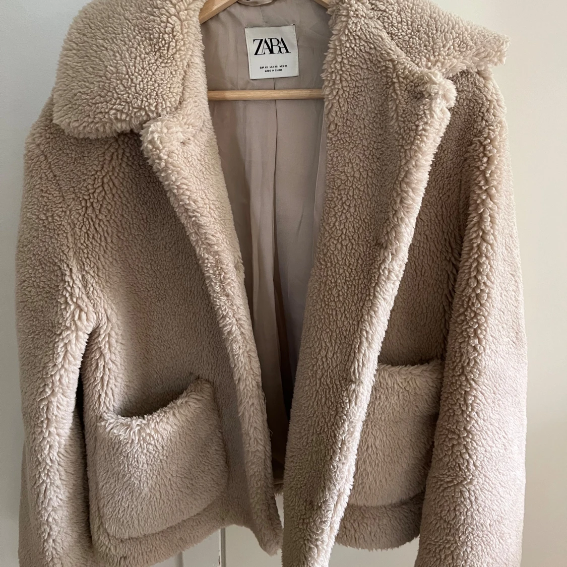 Beige teddyjacka från Zara - 90