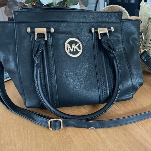 Michael kors väska - Fick den för längesedan. Mycket fint skick inga större skador. Bra kvalitet,pris kan diskuteras. Den är inte äkta