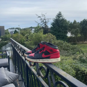 Air Jordan 1 - Säljer min gamla jordans. Dem har stått i garderoben i ungefär 3 månader. Använda ett tag men ändå rätt så fräscha. Pris kan diskuteras.