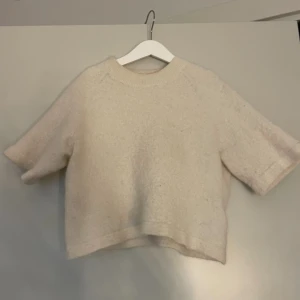 &otherstories tröja - Den trendiga tröjan från &otherstories i färgen vit. Den är i storlek XS men skulle mer säga att den är XXS. Den är använt fåtal gånger. Köpt för 790, men säljer för 400!!💘obs: den är inte nopprig utan det ser bara ut så på bilden