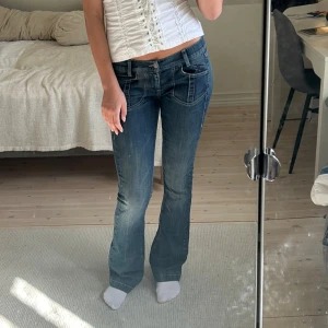 Lågmidjade bootcut jeans - Midjemått: 38cm Innerbenslängd: 83cm