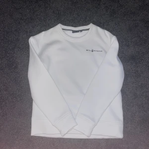 Helt ny sail racing sweatshirt - Hely ny sail racing sweetshirt oanvänd.   Storlek: 160 som är samma sak som S  Färg: vitt och lite svart 