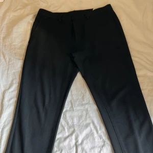 Svarta kostymbyxor  - Jättefina svarta kostymbyxor. Skönt material från Zara. Säljer då jag fick dem i present och var för små. Pris kan diskuteras vid snabb affär. 