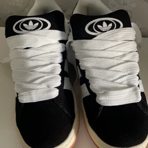 Säljer ett par svarta adidas campus i nyskick storlek 36 i pris kan diskuteras så klart - Säljer min nya adidas campus i färgen svart helt i nyskick endast provat  det är storlek 36