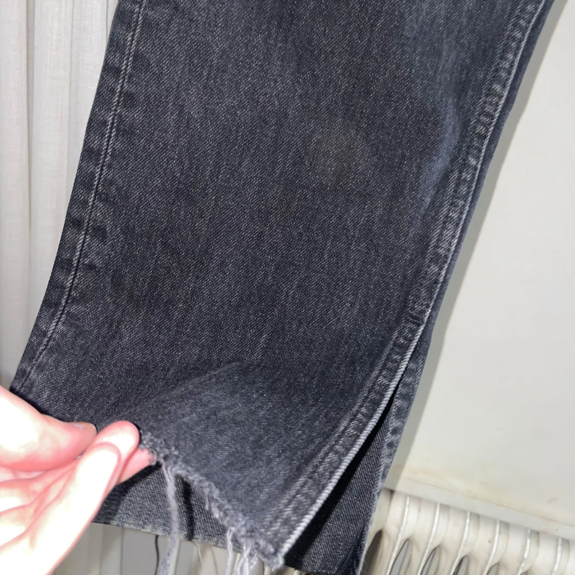 Svarta jeans med slit -Gina tricot  - 90