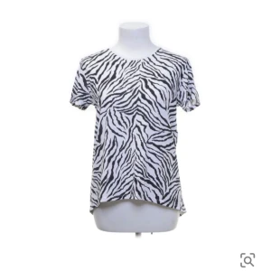 Zebra t-shirt - Jättecool tröja med zebra mönster köpt second hand, kommer inte till användning💘💘🦓🦓