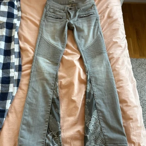Hunkydory bootcut jeans - Superfina, omsydda till bootcut med ett supercoolt tyg! Midja tvärs över 36cm, innerbenet 75-76cm❤️
