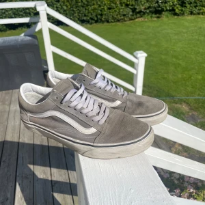 Vans - Säljer ett par grå Vans sneakers i välanvänt skick. Skorna har den klassiska vita sidostripen och vita snören. Sulan är i gummi med det typiska våffelmönstret. Perfekta för en avslappnad stil! inget og tillkommer👍