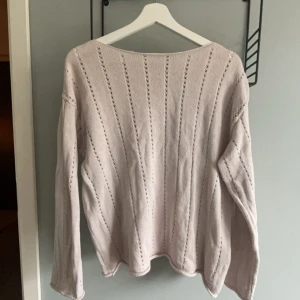 Beige stickad tröja - Beige/vit stickad tröja med hål ifrån lager  157, aldrig använd, passar s-m