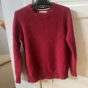Stickad tröja från Esprit - Oanvänd pga fel storlek. Storlek XS-S.   Riktigt bra kvalité. Röd/Vinröd. 100% bomull