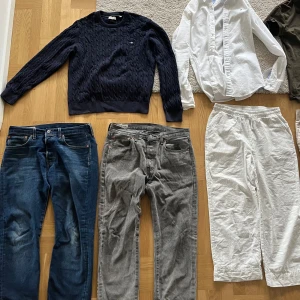 Märkeskläder till salu - Kläder i gott skick som passar en 14-15 åring eller vuxna.  Det som säljs är:  Ralph lauren vita linneshorts, storlek 33, pris 500kr Blå Lewis 501 W32 L32 pris 400kr Grå Lewis 501 W31 L30, hål i skrevet pris 300kr Pyjamasbyxor Lager 157, oanvända 50k
