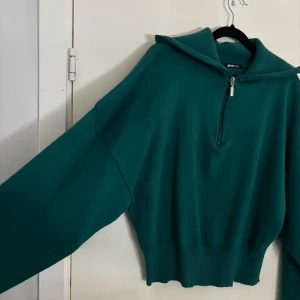 Grön, half-zip - Skriv privat vid fler frågor! Använd 1 gång, i nyskick😊