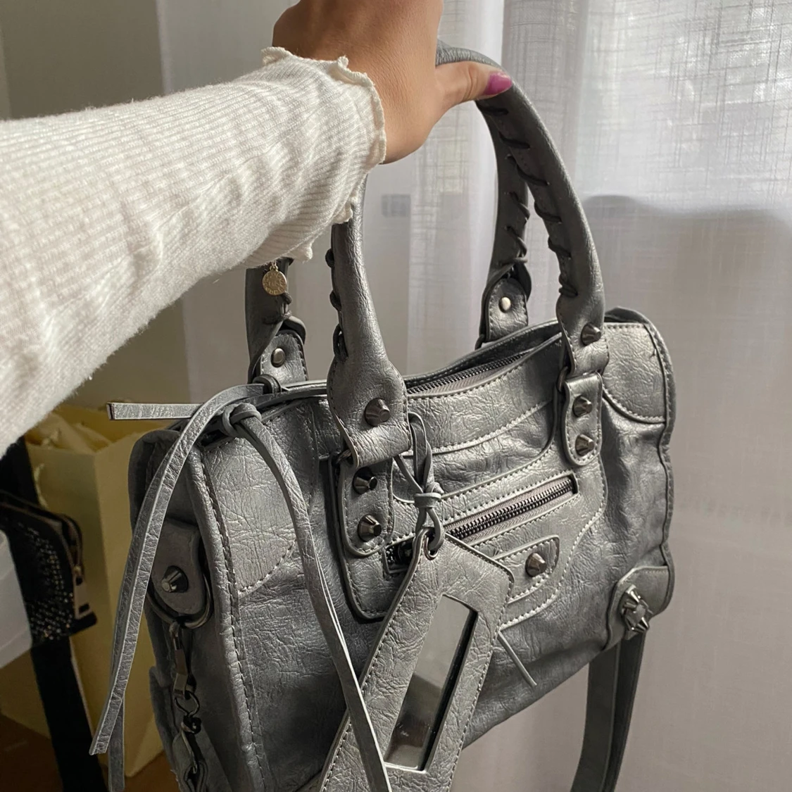 Grå handväska med detaljer  - 90