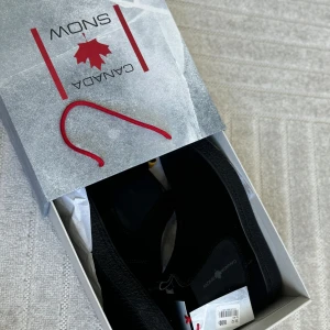 Canada snow skor - Helt nya Canada snow skor i sin orginalförpackning. Endast provade. Kvitto finns.  Köpta från scorett. Kostar idag 1800kr.  Herr Storlek 42