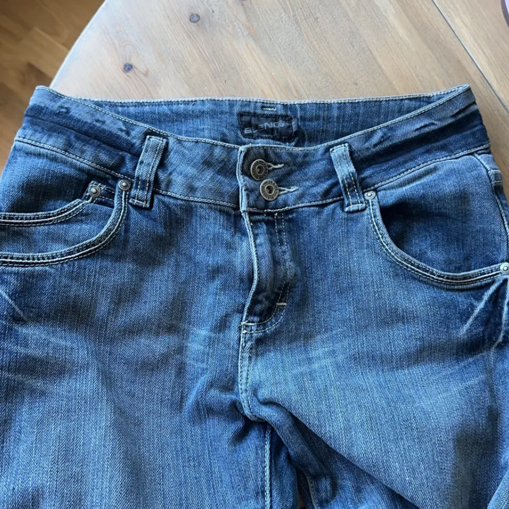 Säljer ett par vintage blå jeans med sömmar på bakfickorna.💕använda fåtal gånger. Storlek 27 som passar bra för mig som är 170cm och brukar ha 36 i byxor.💕. Jeans & Byxor.