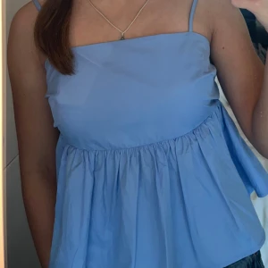 super snygg blus med rosett bakom ryggen - Super snygg blus frpn RESERVED(köpt i lettland) Den är i storlek M men passar som mig på S/XS! Den är ljusblå och man kan ändra remmarna. Man knyter rosetten själv och man kan ändra storlek på bröstet! nypris: 35.99€ Dehär är mina bilder❤️ 