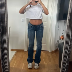 Low waisted bootcut - ❣️slutsålda Jeans i nyskick. Storlek M34 men sitter som S34❣️använda 1 gång så precis som nya. - Preferens jag är 168cm✨-