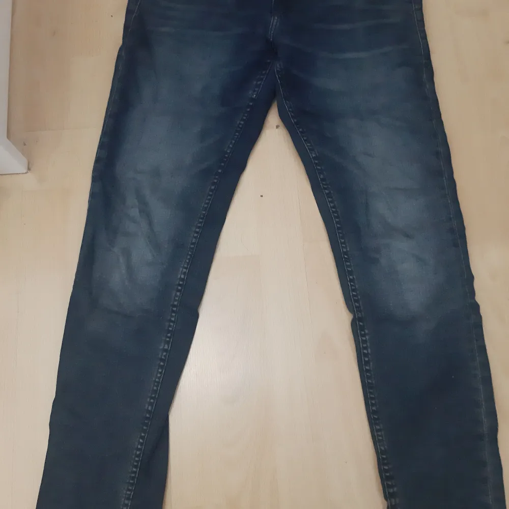 Jag säljer min jeans som har blivit lite. Har endast använt väldigt sällan.  Den är i bra skicks. Ny pris 899 kr.  Detta är Tareped Fit/Cruz. Vi kan diskutera om prisen. Om du har frågor, gärna gör det. Lägg eran bud. Jeans & Byxor.