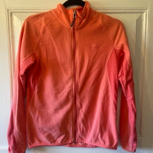 Fleece  - Väldigt bra skick, nästan oanvänd. En fleecetröja som är tun och passar bra bör det inte är så kallt eller för lager på lager. 
