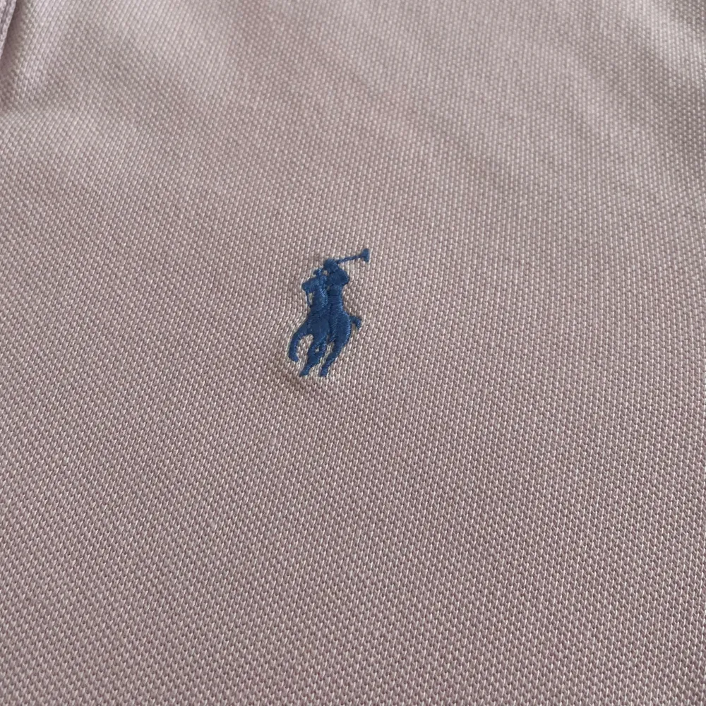 Ge bud för snabb affär! En klassisk Ralph lauren Polo, perfekt för old money stil, Stockholmsstil, eller grish. Skriv gärna om mått och andra frågor!. Toppar.