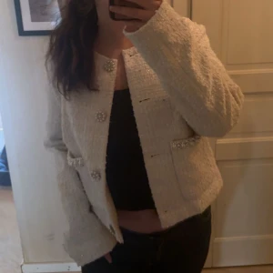 Kappa - Säljer denna slutsålda kappan från hm, som varit väldigt viral på TikTok,  väldigt  fina detaljer på knapparna och hela kappan glittrar smått, använt den 1 gång då jag inte vet vad jag ska ha den till  