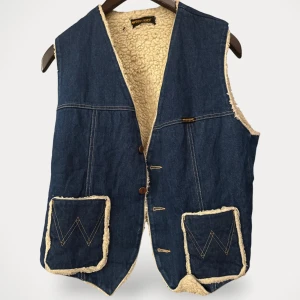 Wrangler väst - Väst från Wrangler, modell Denim Sherpa.  Storlek: s Material: bomull Nypris: 799 SEK Använd, men utan anmärkning.