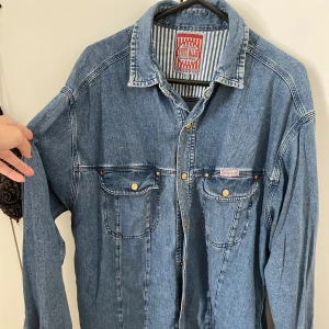 Jeansskjorta - En tjockare skjorta i jeansmaterial  Funkar som jeansjacka sommartid. Oversize 