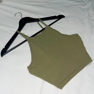 Mörkgrön topp💚 - Snygg basic mörkgrön topp från H&M!💚 I bra skick och inte speciellt använd! Strl S