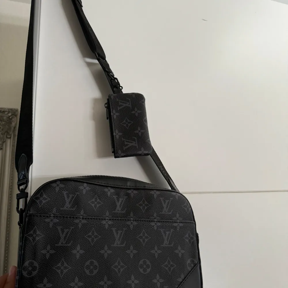 Hej säljer min lv bag typ helt ny skick 10/10. Accessoarer.