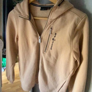 Sail Racing Zip Hoodie   - Snygg, beige sailracing zip-tröja, passar bra i storlek, väldigt bra skick, pris kan diskuteras💞