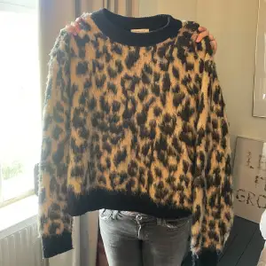 Jättesnygg stickad tröja från & other stories i leopard mönster. Storlek M, passar mig som har S också.