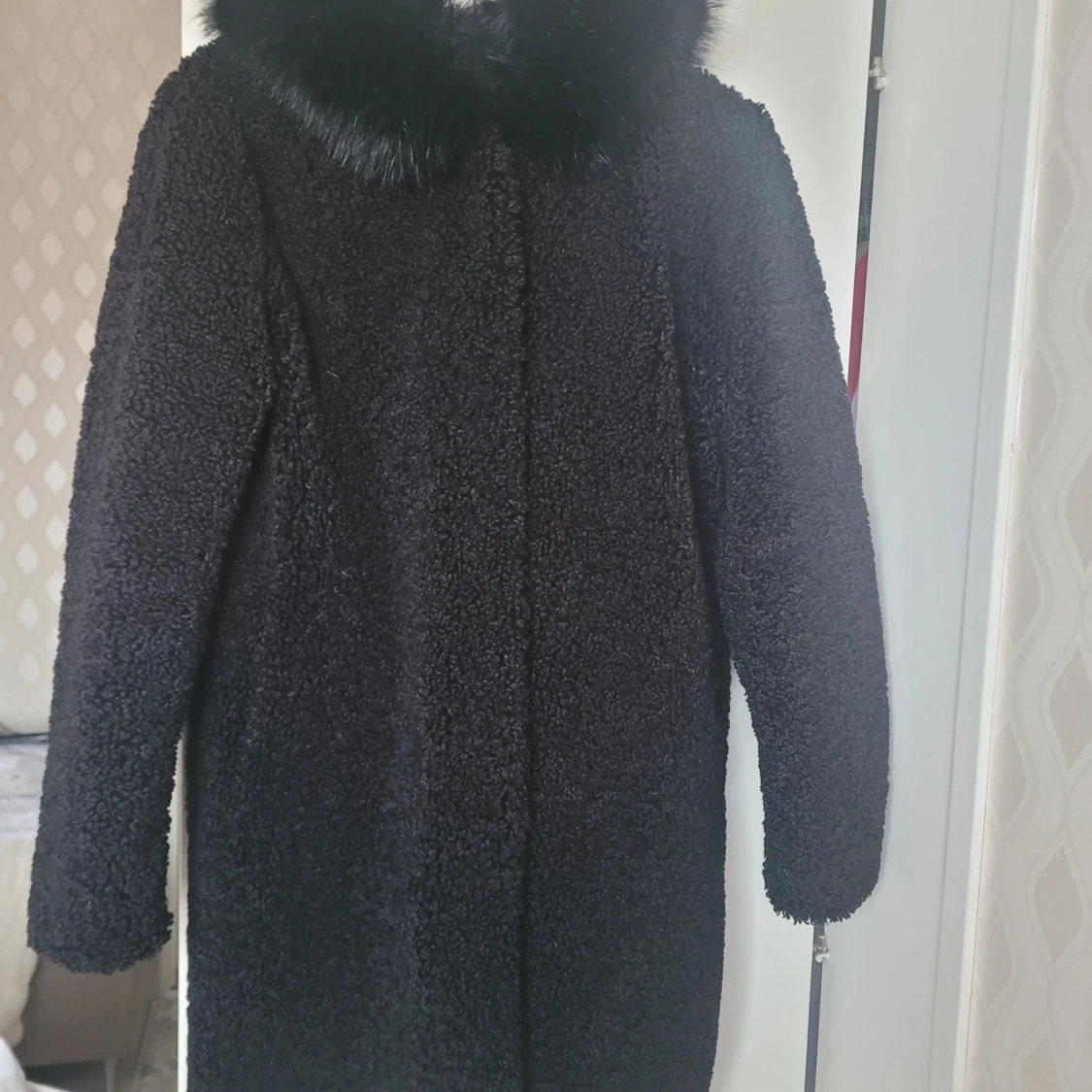 Svart teddyjacka med fuskpäls