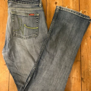 Blend jeans  - Snygga utsvängda blendshe jeans långa i benen  Midjemått 40cm  Innerbenslängd 82cm