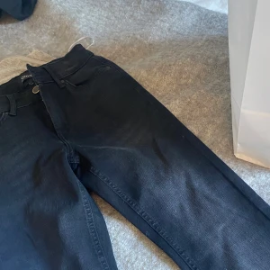 Svarta bootcut jeans  - Säljer mina svarta jeans från only 🎀 aldrig använda bara testade och var för korta, xxs,32