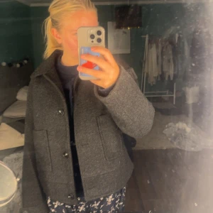 Svart kappa  - Säljer min kappa från lager 157 då den aldrig kommer till användning. I storleken M men är som S