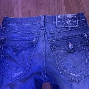 Baggy truleys  - Väldigt baggy och slitna true religion. Köpta second hand för 950kr och har används väldigt ofta. Väldigt slitna där nere för att dom är för långa för mig. Priset kan diskuteras💗