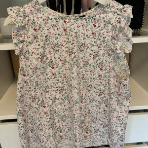 Blus - Kortärmad blus, aldrig använd. Är storlek L på den men är som en s/m