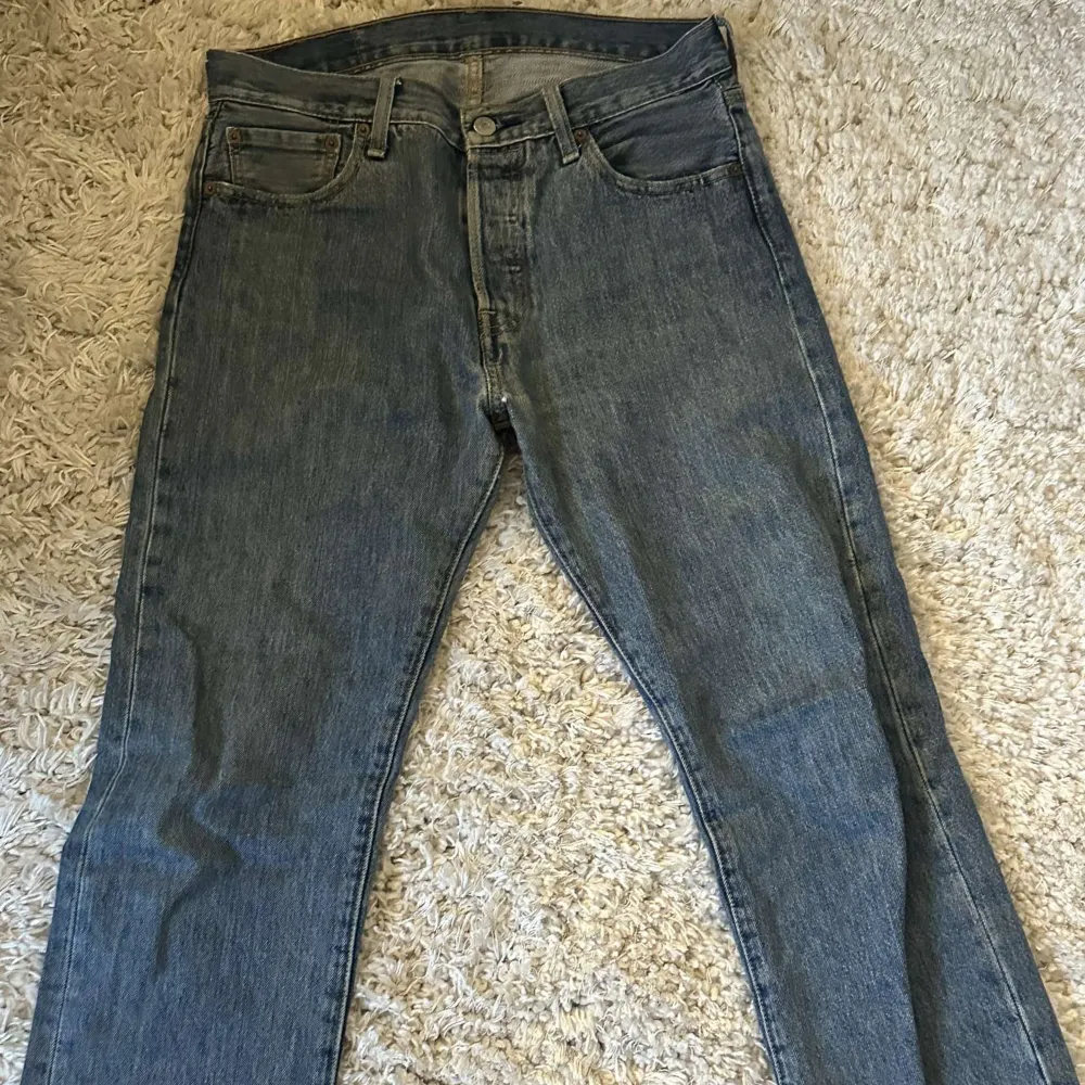 Helt ok skick. Lappen där bak håller halvt på att lossna men går enkelt att sy fast igen, även lite små skavanker finns. Storlek W30 L30. Jeans & Byxor.