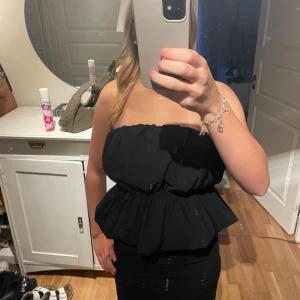 Fest topp  - Jättefin svart topp ifrån zara, helt oanvänd med lappen kvar. 