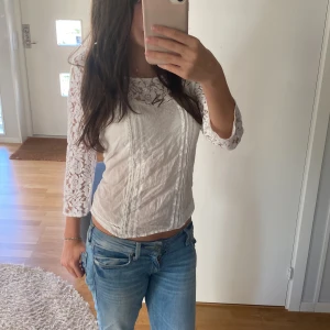Vit spetsärmad blus från hollister  - Super vacker vit blus med blommiga spetsärmar💞💞 storlek M men passar även mig som har XS-S💘 köpt på plick för 300kr