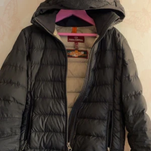 Parajumper jacka - En fin jacka som är i fint skick. Lägg gärna prisförslag och hör av er om ni har några funderingar eller vill ha mer bilder😁